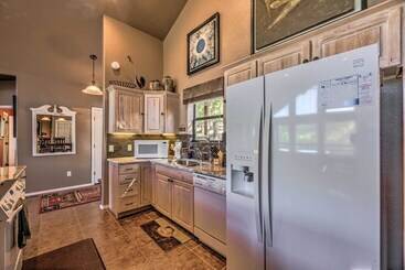 کلبه Scenic Ruidoso Abode W/ Mtn Views, Hot Tub & Deck!