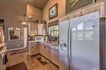 コテージ Scenic Ruidoso Abode W/ Mtn Views, Hot Tub & Deck!