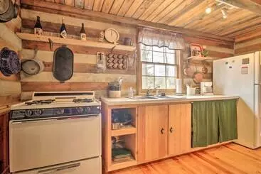 Landhus Scenic Cabin W/ Deck & Fire Pit Near Hiking!