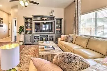 Mökkimajoitus Stylish Show Low Hideaway W/ Patio + Gazebo!