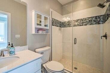 بيت ريفى Beachfront Oasis W/ 2 Large Decks, Bbq & Views!