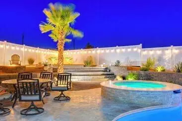 کلبه Bright Lake Havasu Home W/ New Backyard Oasis!