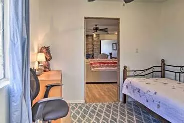 コテージ Cozy Taylor Home W/ Fireplace   Hiking Nearby
