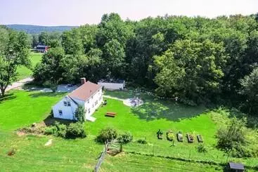 Hampton  Quiet Corner Cottage  W/ Fireplace & Yard
