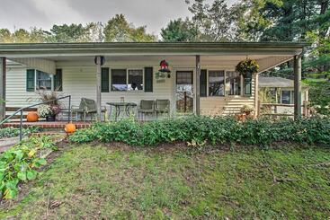 Idyllic Manor Farm Cottage: 3 Mi To Chambers Lake!