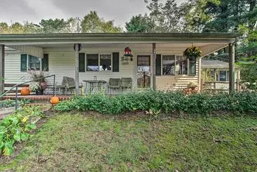 Idyllic Manor Farm Cottage: 3 Mi To Chambers Lake!