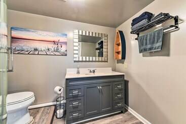 بيت ريفى Lake Norman Cabin: Private Dock & Hot Tub!