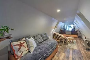 Mökkimajoitus Mid Century Cabin W/ Deck & Puget Sound Vistas!