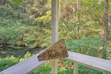 Mökkimajoitus Outdoor Adventure: Tranquil Creekside Retreat