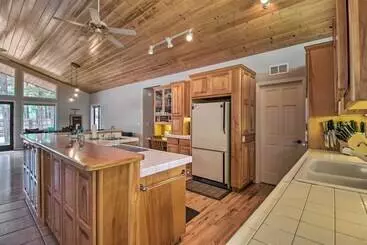 Mökkimajoitus Yard, Grill & Games: Spacious Cabin In Lakeside!