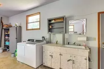 Mökkimajoitus Family Friendly Riverhouse: Fishing & Hot Tub