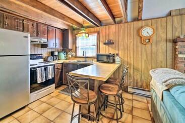 Сельский дом Tree Lined Pocono Lake Cabin W/ Game Room