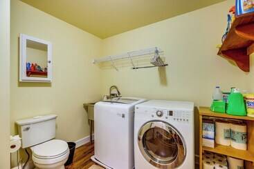 کلبه Welcoming Redmond Home W/ Grill, Near Trails!