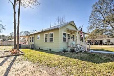 Charming Country Cottage, Walk To Main Street!