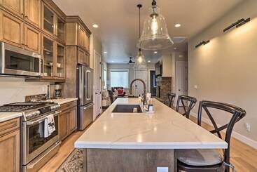 コテージ Chic & Modern Flagstaff Home W/ Hot Tub + Fire Pit