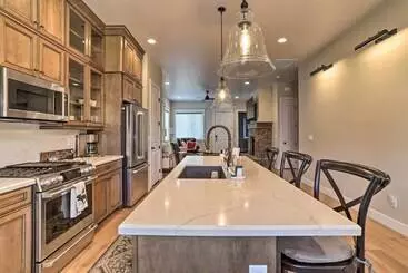 コテージ Chic & Modern Flagstaff Home W/ Hot Tub + Fire Pit