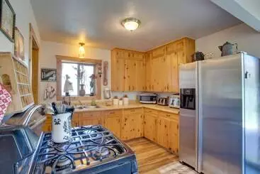 Mökkimajoitus Cozy Dolores Getaway: Hike, Fish + More!