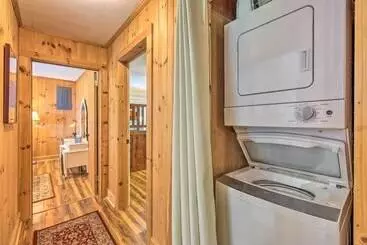 Mökkimajoitus Near Hiking: Roaring Gap Retreat W/ Fire Pit!