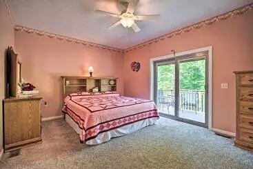 Mökkimajoitus Family Friendly Cassville Retreat W/ Deck!