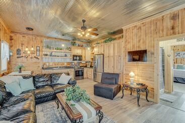 بيت ريفى Grace Place  Clark House On Farm: Shared Hot Tub!