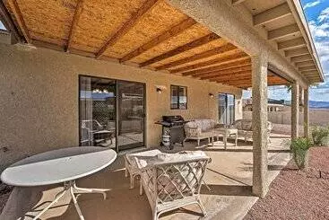 コテージ Lake Havasu City Retreat W/ Mtn Views & Patio!