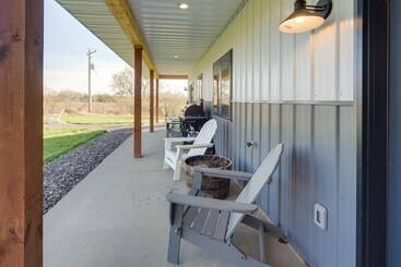 별장 Large Home W/ Land In Prairie Farm!