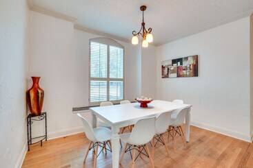 Dom wiejski Modern Carrollton Home   Private Pool & Grill