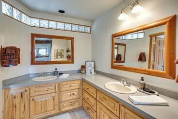 بيت ريفى Montrose Family Home W/ Yard & Fruit Trees!