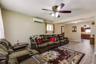 Mökkimajoitus Pet Friendly Ohio Escape W/ Deck & Community Dock!