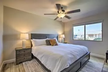 Mökkimajoitus 55 + Sun City West Home Near Golfing, Dogs Welcome