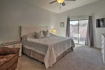 کلبه Chic Home In Lake Havasu W/ Fire Pit & Patio