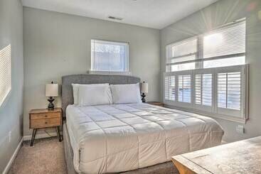 بيت ريفى Cozy Indianapolis Home W/ Private Hot Tub!
