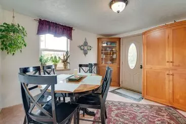 コテージ East Wenatchee Home W/ Yard & Hot Tub!