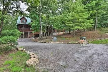 Mökkimajoitus Purlear Luxury, Spacious Log Cabin W/ Mtn Views!