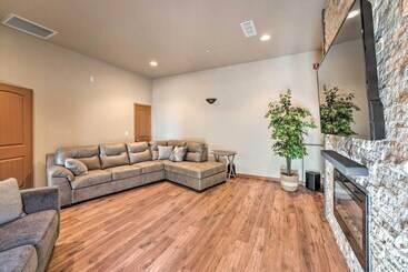 Mökkimajoitus Sunlit Paradise W/ Private Pool & Game Room!