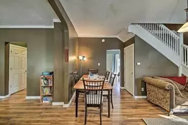 Mökkimajoitus The Junction: Victorian Home In Quaint Fortville!