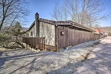 コテージ Walkable Friendsville Home On The River!