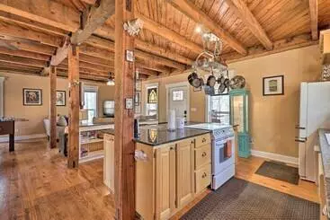 コテージ Yadkin Valley Cabin Retreat W/ Deck, Fire Pit