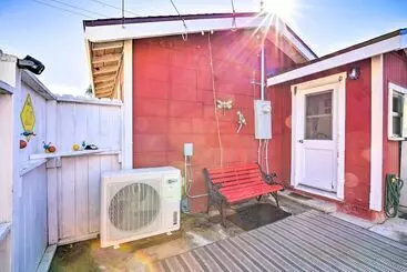 کلبه 8 Mi To Aquarium: Long Beach Bungalow W/ Patio!