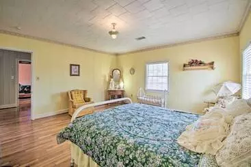 Mökkimajoitus Delightful Retreat W/ Fireplace + Large Yard!