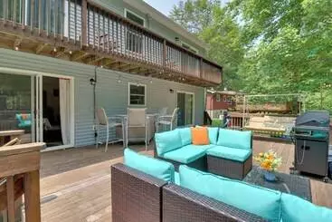Mökkimajoitus Pet Friendly Pocono Lake Oasis W/ Game Room!