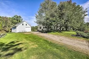 Mökkimajoitus On Site Pond: Spacious Family Home In Jefferson!