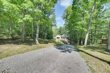 کلبه Roscommon Retreat W/ Deck ~ 1 Mile To Higgins Lake