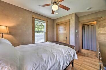 별장 Storybook Glade Historical Homestead W/ Views!