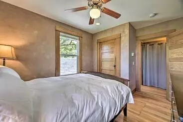 Mökkimajoitus Storybook Glade Historical Homestead W/ Views!