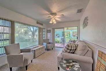 コテージ Sunny Home In Yankeetown W/ Lanai & Backyard!