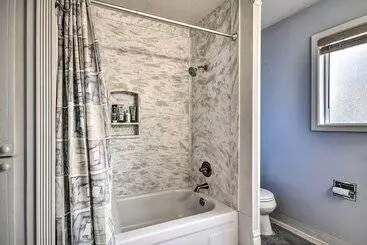 Mökkimajoitus Vancouver Home W/ Hot Tub < 15 Mi To Portland!