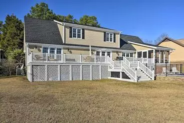 Mökkimajoitus Carolina Lakes Family Home W/ Pool, Kayaks & Dock!