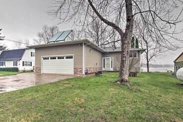 별장 Great Bear Lake Home W/ Private Dock & Fire Pit!