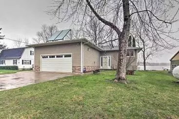 Mökkimajoitus Great Bear Lake Home W/ Private Dock & Fire Pit!